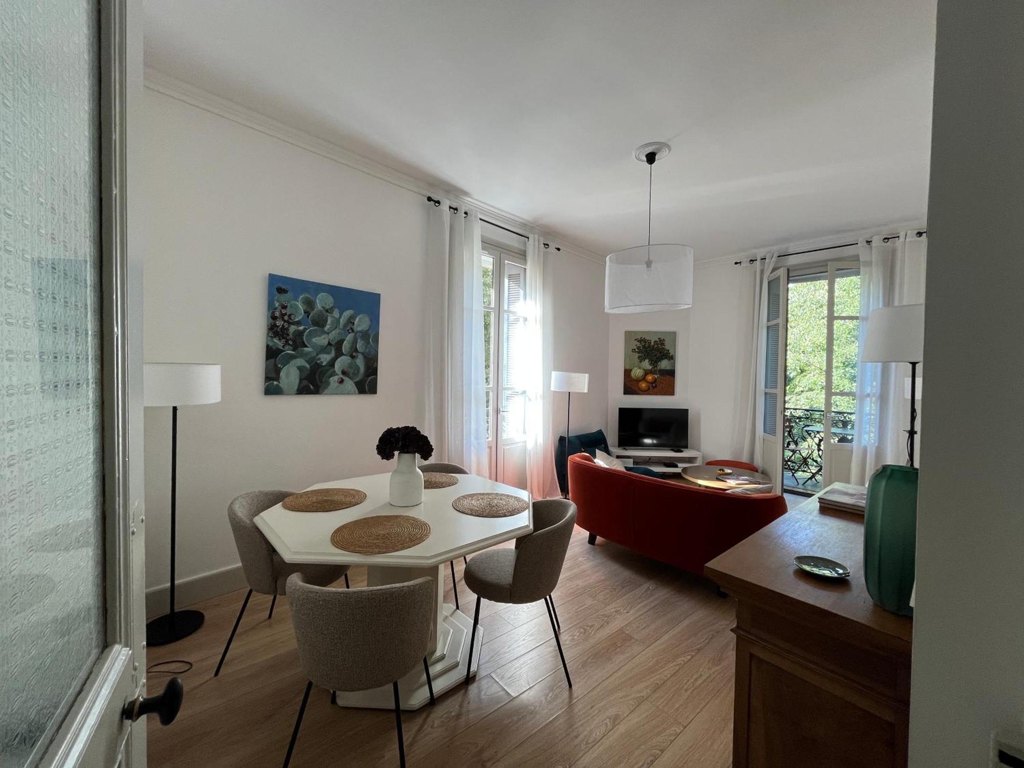 Nimes , Appartement Renove Dans Immeuble Classe. Luaran gambar