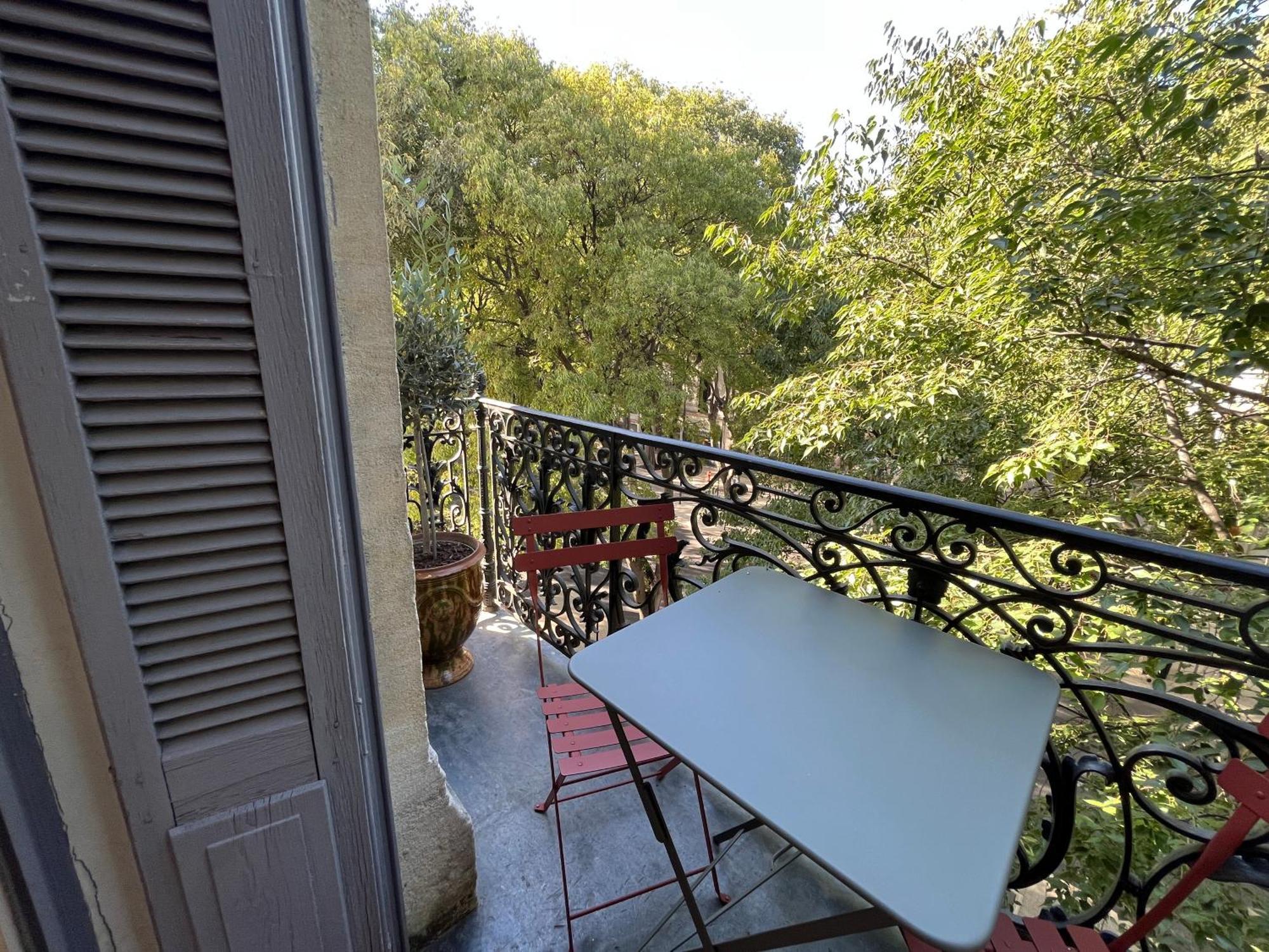 Nimes , Appartement Renove Dans Immeuble Classe. Luaran gambar