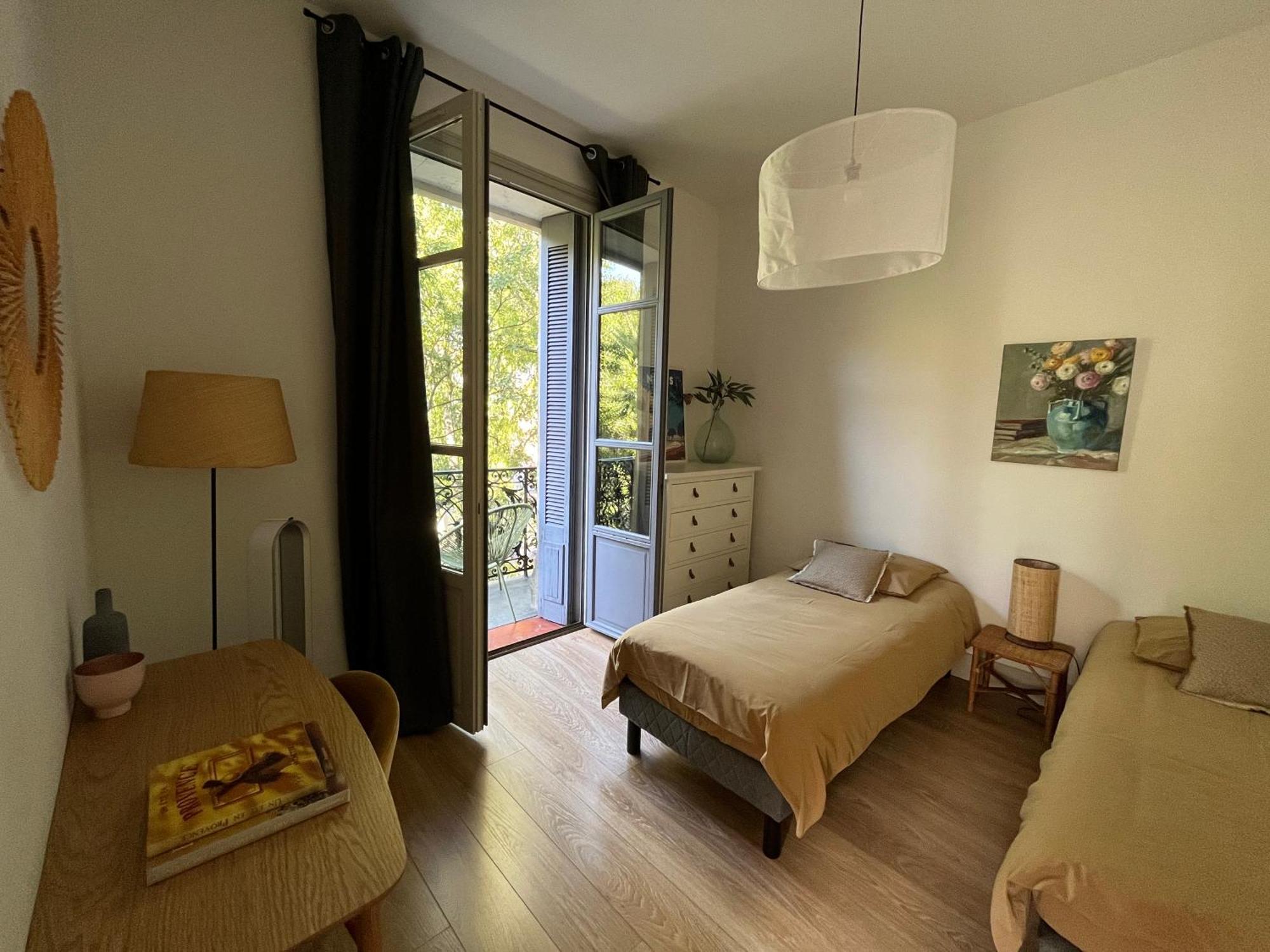Nimes , Appartement Renove Dans Immeuble Classe. Luaran gambar